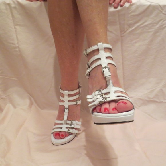 NIB, STUART WEITZMAN White Leather Buckled Sandal - Picture 5 of 6